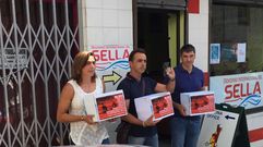 �scar Garc�a, en el centro, acompa�ado por Beatriz Manch�n y Manuel Busto ante el CODIS con las 56.500 firmas. �scar Garc�a, en el centro, acompa�ado por Beatriz Manch�n y Manuel Busto ante el CODIS con las 56.500 firmas