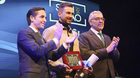 El pintor Andr�s Gabarres, flanqueado por los alcaldes de Ferrol y Lugo, tras recibir la insignia de oro de la ciudad.