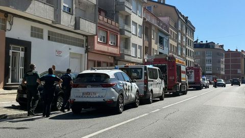 Medios de emergencias desplazados a la avenida de Fisterra de Cee.