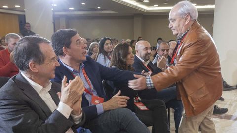 Besteiro saludando a Lago Lage, que se encarga de la gestora del PSdeG en Lugo