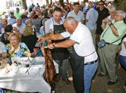 La carballeira de Santa Luc�a acoge cada a�o a miles de comensales fieles al carneiro. 