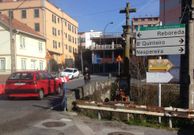 Una viandante cruzando ayer el puente sobre el Alvedosa. 