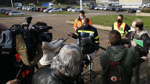 Zan, en el centro, de azul, compareci ante los medios de comunicacin este lunes a medioda con Ballesteros (detrs de l) y Paleo (a su derecha) a las puertas de la fbrica para exponer su oferta de paz social