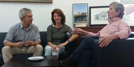 Crespo (derecha) recibi� a los representantes de la entidad. 