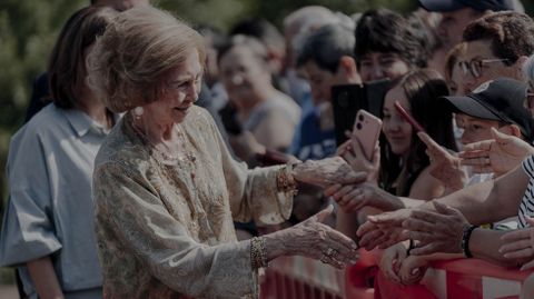 La reina Sof�a estrech� la mano a numerosos vecinos.