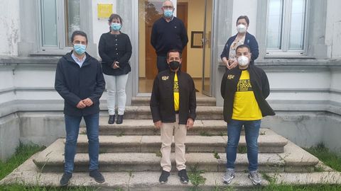 El alcalde (izquierda) y son dos concejalas de Cervo, con miembros de Fol do Raxal, ante las antiguas escuelas