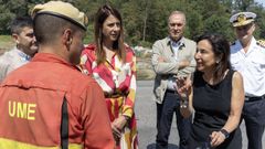 Margarita Robles habla con un efectivo de la UME en presencia del delegado del Gobierno, Pedro Blanco (izquierda) y de la conselleira de Medio Rural,Mara Jos Gmez Rodrguez, durante una visita a Galicia en la ola de incendios.