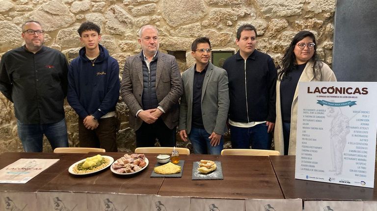 Representantes de algunos de los establecimientos que participan en las jornadas Lac&oacute;nicas, promovidas por el Ayuntamiento, este jueves con el concejal Gonzalo Castro (tercero por la izquierda)