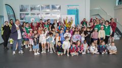 Escolares que participaron este mi�rcoles en actividades de educaci�n ambiental en la playa de Coroso, en Ribeira.