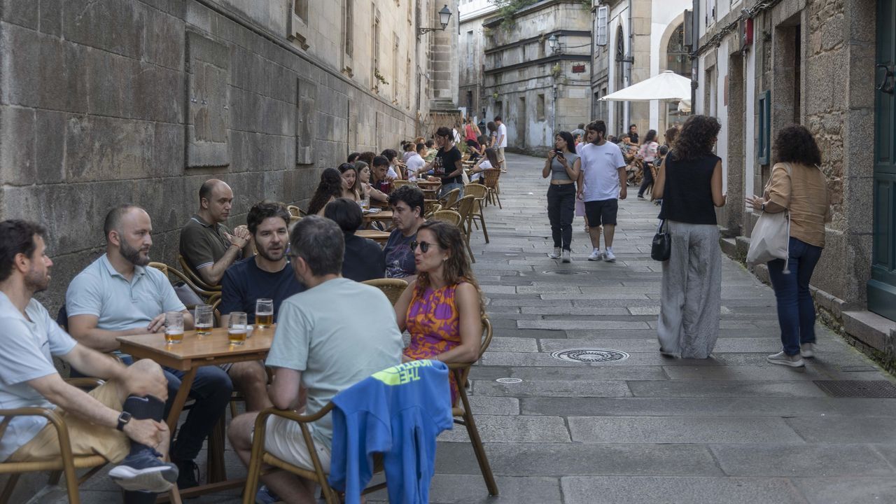 Compartir bebidas en la terraza y cenar en el piso turístico tras ir al súper: tácticas para ahorrar en las vacaciones más caras de la historia