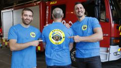 Los rescatadores Miguel Martnez, Manoel Tato (de espaldas y presidente de Briegal) y Diego Rico con las camisetas para la gala solidaria del da 1 