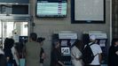 Colas de viajeros ante oficina de informacin en la estacion de ADIF de Ourense por la cancelacin de trenes por los incendios en la provincia.