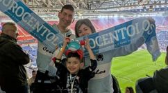 �ngel Correa, con su pareja, Jessica, y su hijo Anxo, antes del Lyon-Celta del pasado marzo.