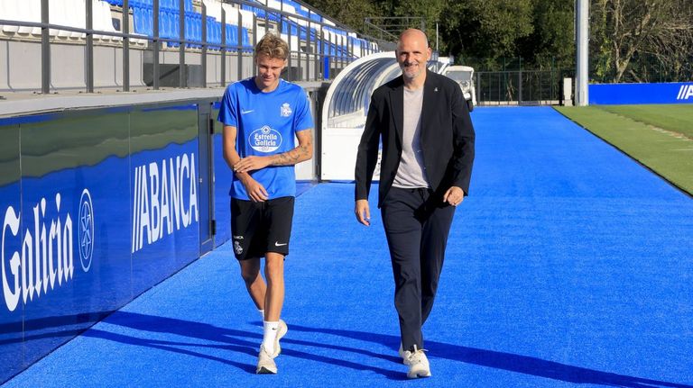 Jonathan Asp Jensen, junto a Fernando Soriano, durante la presentaci&oacute;n del jugador dan&eacute;s