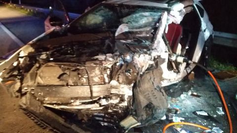 Estado en el que qued� uno de los veh�culos siniestrados en el accidente provocado por un kamikaze en la Y