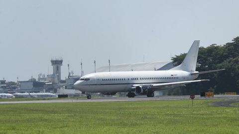 Fotografía de una avión con venezolanos detenidos en El Salvador con destino a Venezuela