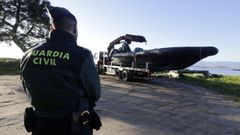 La Guardia Civil retira la planeadora y el tractor de la descarga de cocana de Nochebuena