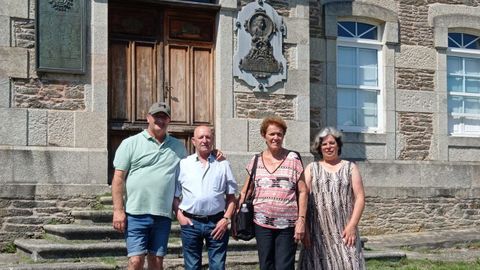 Miembros de Amigos da Liga Santaballesa (el primero por la izquierda es el presidente, Isidro Cillero) con la presidenta de la Agrupacin de Parroquias y Municipios Gallegos en Cuba, Juana Caridad Fernndez, en Santaballa.