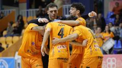 Jason y Starna festejan con los gallegos Alán, Izan y Charly un gol al Zambú Pinatar.