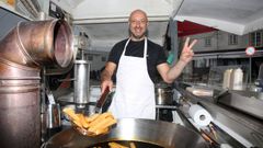 El churrero lleg� a Corrubedo por casualidad y ahora tiene su puesto en la R�a do Porto.