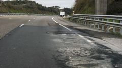 Imagen de archivo de baches en la autova de las Ras Baixas, en la zona de Vern