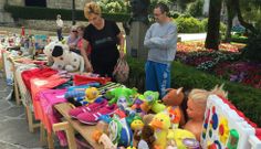 Entre los productos que se venden en el rastrillo solidario de la Alameda hay muchos juguetes. 