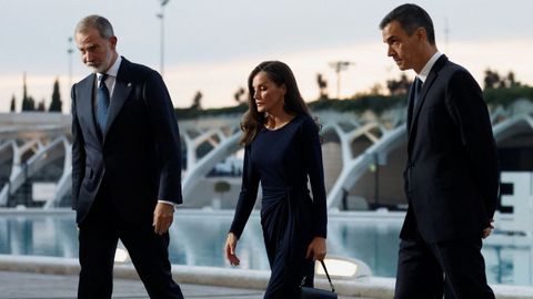 Los reyes y el presidente del Goberno, a su llegada al homenaje a las víctimas de la dana