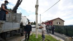 Operarios colocando el crucero en el nuevo emplazamiento