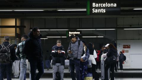 Varios usuarios de la red de Cercan�as de Catalu�a, este lunes en la estaci�n de Sants.