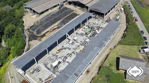 Tres personas han fallecido y otras tres han resultado heridas de diversa consideracin al colapsar este jueves la techumbre de una nave ganadera ubicada en el concejo asturiano de Coaa