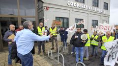 Protesta de los trabajadores de Copagro por el cierre de la f�brica de piensos de Meir�s