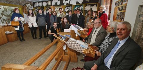 Las distintas delegaciones participantes, ayer por la maana, en el castillo de Vimianzo. 