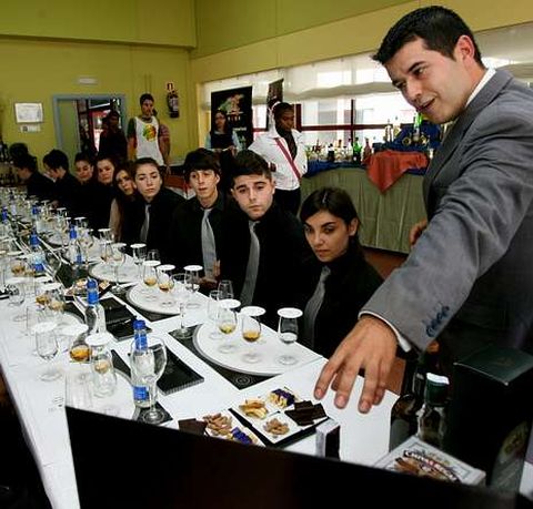 Roman� (izquierda) y Marcos Mart�nez (derecha) hablaron de c�cteler�a acrob�tica y destilados.