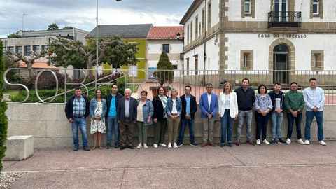 Luis Fernández Guitián (en el centro, con chaqueta azul) con los demás integrantes de su candidatura en la plaza del Concello de Sober