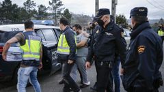 El acusado, vestido de gris, tras un registro en su casa horas despu�s del crimen