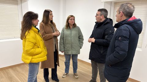 La conselleira (con abrigo marr�n) acompa�ada por el alcalde de Ribadeo, por dos concejalas y por el director del CFEA, en su visita al centro ribadense