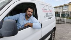Daniel Faro, de Panaderas Faro, en la furgoneta de reparto