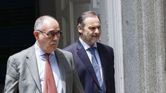 El hasta ahora abogado Jos� Luis �balos, Jos� An�bal �lvarez, junto al exministro de Transportes, a su llegada al Tribunal Supremo. 