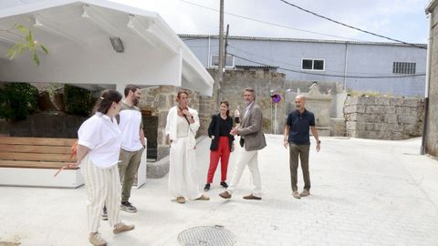 Representantes del gobierno local y de la empresa que se encarg� de las obras, ayer en Vilaboa