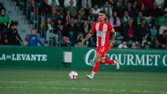 Chumi, conduciendo el baln, durante el encuentro de liga entre el Elche y el Almera