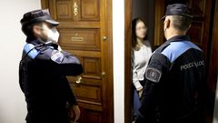 Una patrulla de la Polic�a Local de Santiago acude a un piso del Ensanche denunciado por la organizaci�n de una fiesta