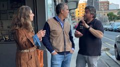 Los concejales del PP Silvia Junco y Rafa Domnguez, este mircoles por la tarde, con un comerciante de Padre Fernando Olmedo, en Pontevedra