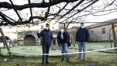 El concejal de Patrimonio Hist�rico, Xaqu�n Moreda, con representantes de la Asociaci�n Galega de Viticultura, en el huerto de Santa Clara