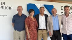 El presidente de la Asociaci�n de Atletismo e Deportes do Barbanza, Jos� Moure; la coordinadora de Deportes del Concello, Ana Romero; el secretario xeral para o Deporte de la Xunta de Galicia, Roberto Garc�a; el alcalde de A Pobra, Jos� Carlos Vidal, y el director t�cnico del club local, Abelardo Moure, durante la reuni�n

