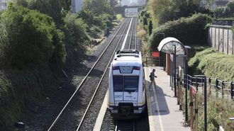 Un tren de ancho m�trico (antigua Feve) a su paso por un apeadero en Ferrol.