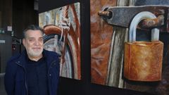 Ant�n Barros, junto a dos de sus obras