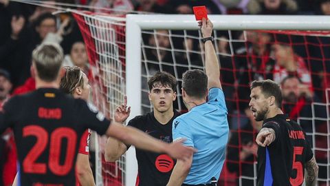 Cubars recibe la tarjeta roja en el partido contra el Benfica