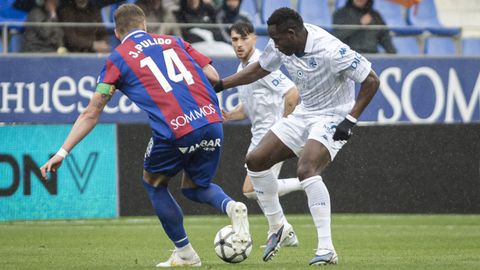 Bil Nsongo encarando a Jorge Pulido, central del Huesca, durante la segunda parte del encuentro