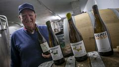 El bodeguero Francisco Crusat, con los vinos reconocidos