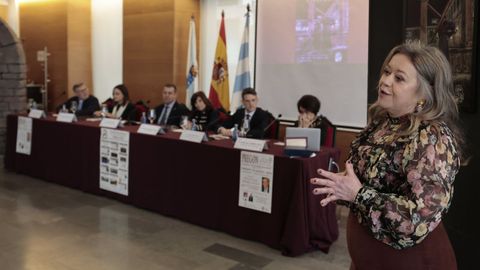 De izquierda a derecha, Jes�s �lvarez Pi��n, vicario para la Caridad y moderador del equipo pastoral de la UPA Viveiro; Carmela L�pez, presidenta de la Diputaci�n; Jos� Veiga, presidente de la Xunta de Cofrad�as; Mari�a Gueimunde, alcaldesa; Javier Arias, delegado territorial de la Xunta; Mari Carmen L�pez �Chipe�, portavoz de la Xunta de Cofrad�as y Mar�a San Isidro, autora del cartel.